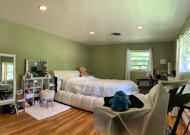 Building Photo - NOW Leasing!