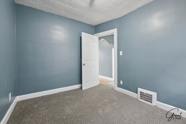 Building Photo - 4 bedroom $1300