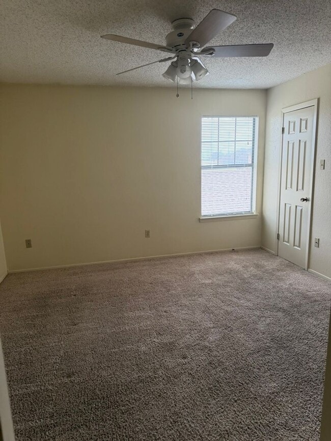 Building Photo - Conveniently Located 2 Bedroom Unit