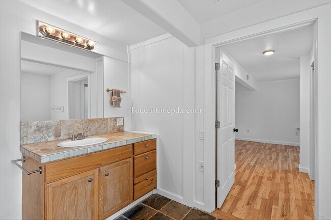 Building Photo - 4.5 Acre Dream Home in Oregon City Awaits