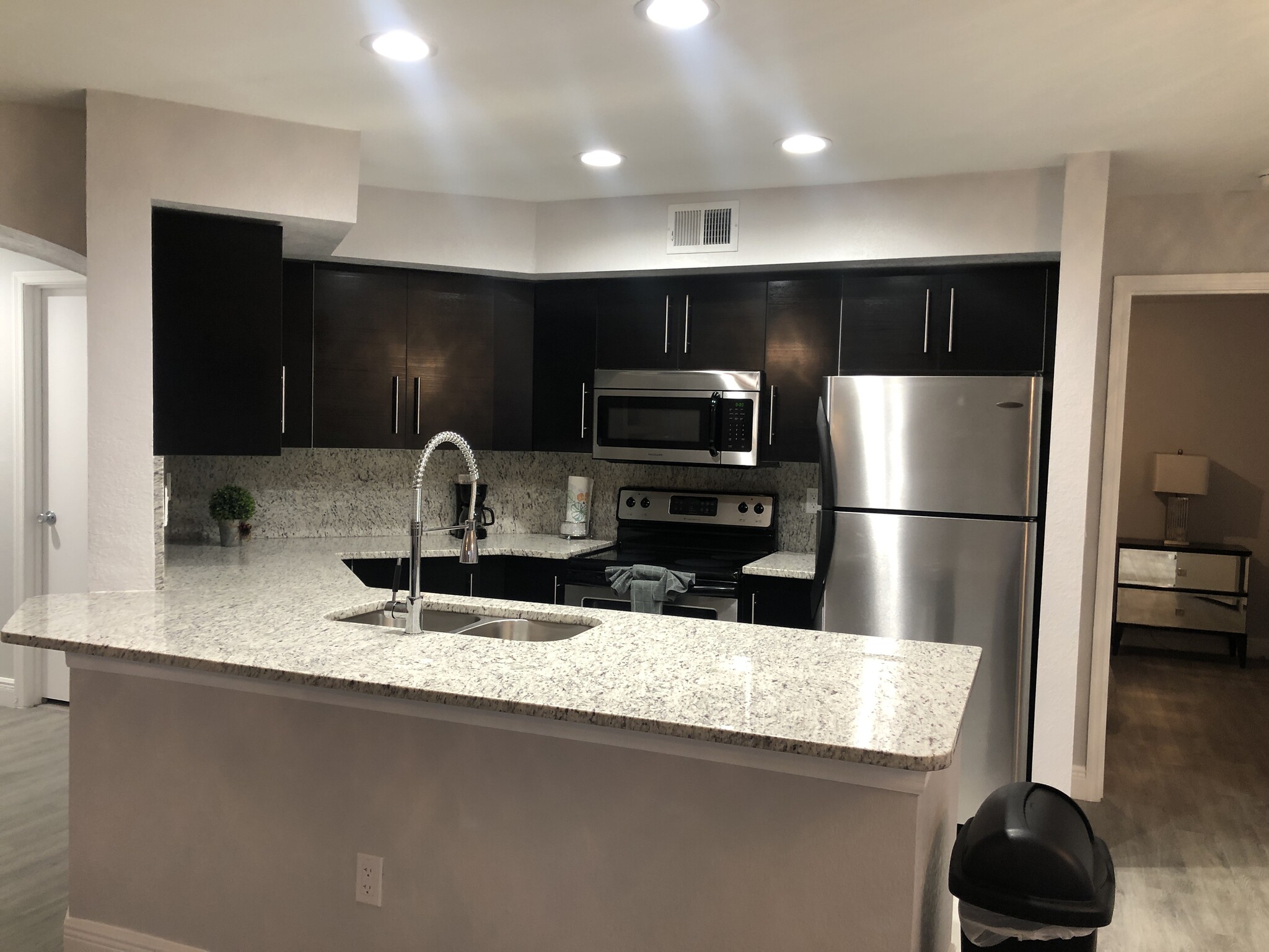 Kitchen fully equipped with appliances - 7350 Westpointe Blvd