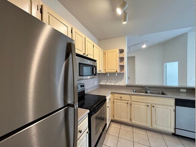 Building Photo - Spacious 2BR/2BA Visconti Condo with Washe...