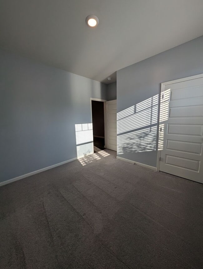 Building Photo - 445 Saffron Ct