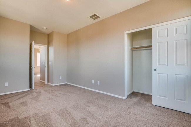 Building Photo - Charming 5 Bed 3 Bath Home in good communi...