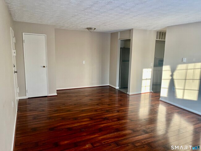 Building Photo - 105 Horse Pond Rd