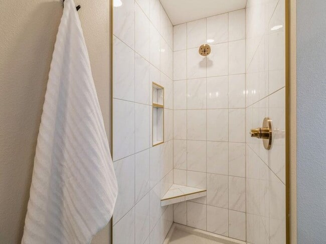 Building Photo - 2105 Lacey Dr