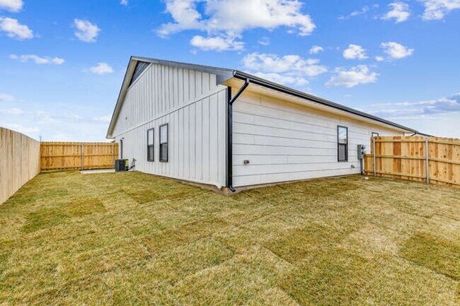 Building Photo - Gorgeous Town Home with Garage & Fenced Ya...