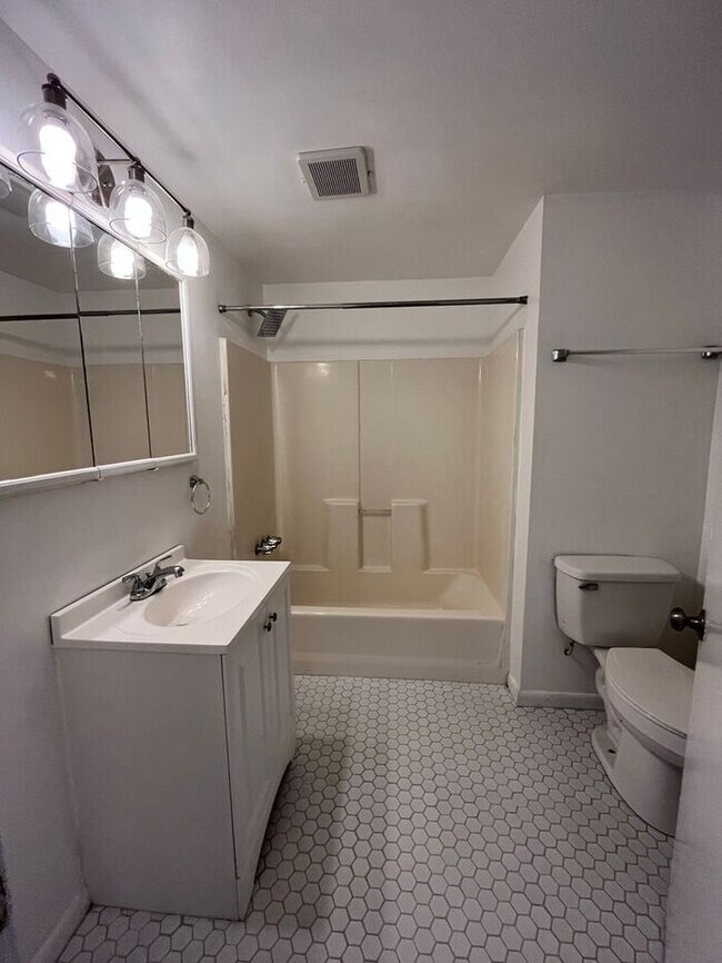 Building Photo - Beautifully renovated 3/1 home with 1,608 ...