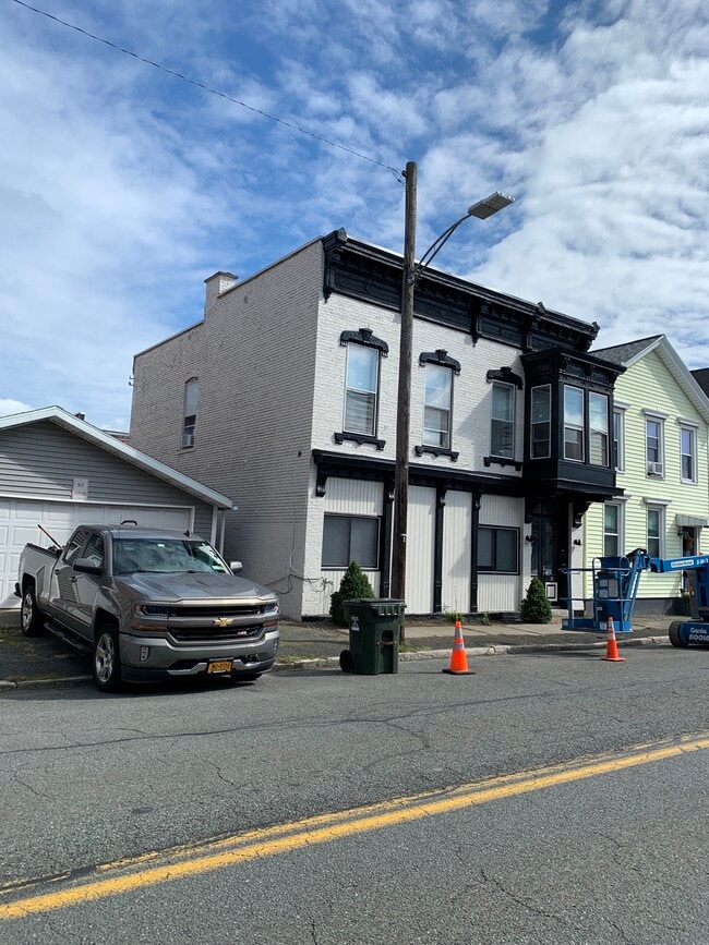 Front - 33 George St