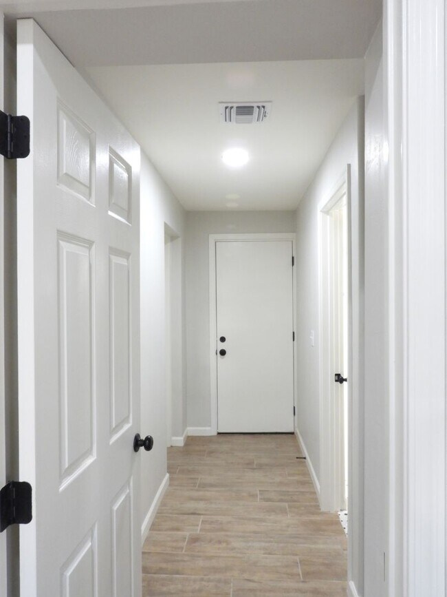 Building Photo - Close to Downtown 3 Bed 2 Bath with Fenced Backyard