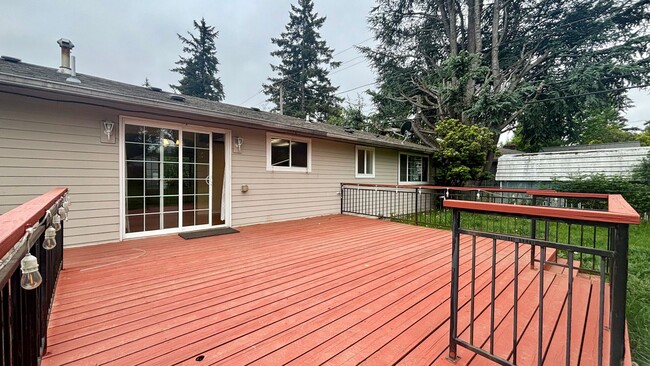 Building Photo - 1/2 Month Free - Charming Single-Level Home with Spacious Yard & Easy Portland Access