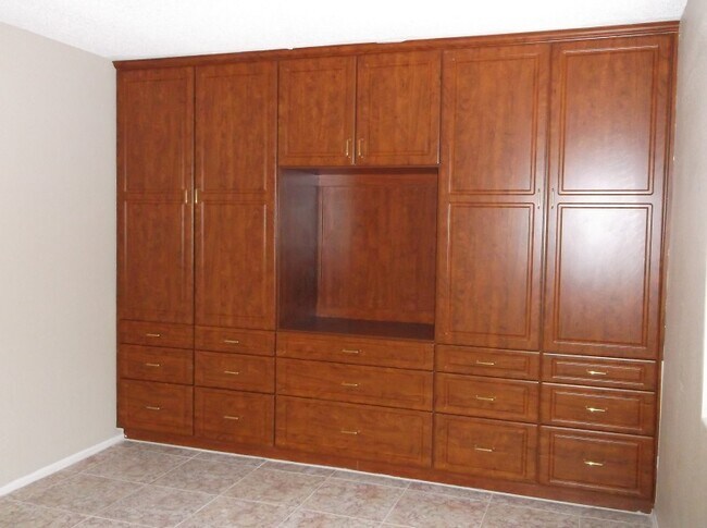 Building Photo - 7245 Great Oak Ave