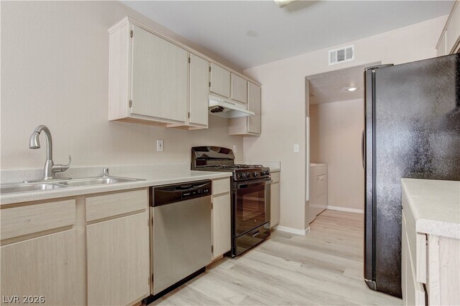 Building Photo - 1636 Coyote Run Dr