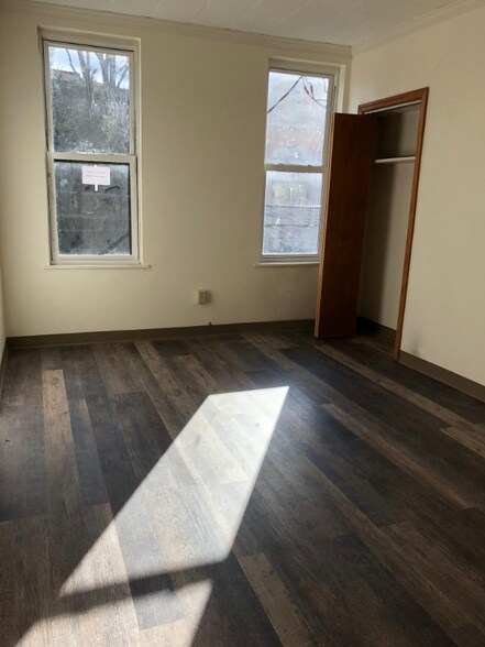 Building Photo - 185 1/2 Home St