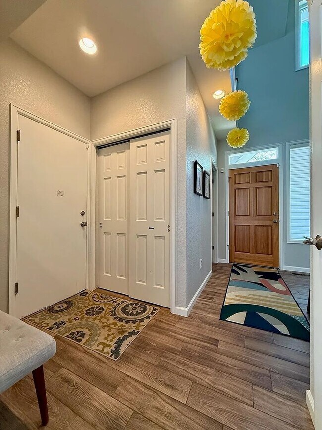 Building Photo - Furnished or Unfurnished: Updated 4 Bed 3....