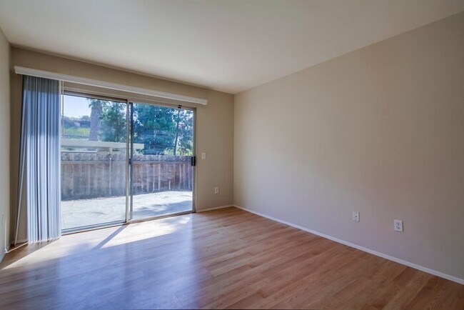 Building Photo - 2049 Haller St