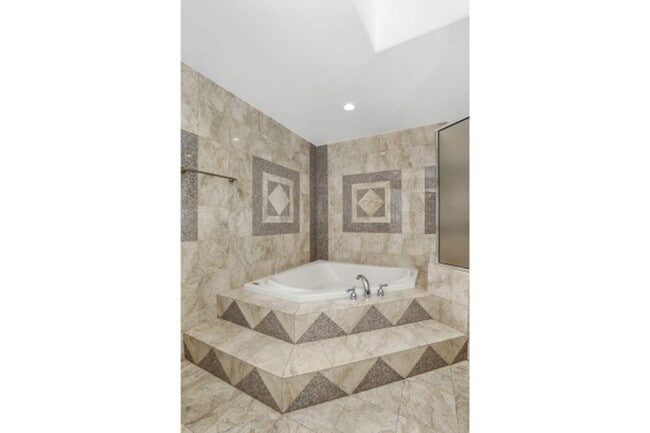 Building Photo - 4356 Kingswell Ave