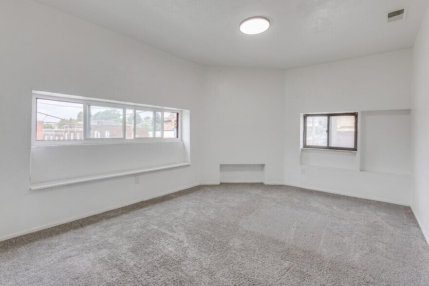 Building Photo - 600 E Warrington Ave