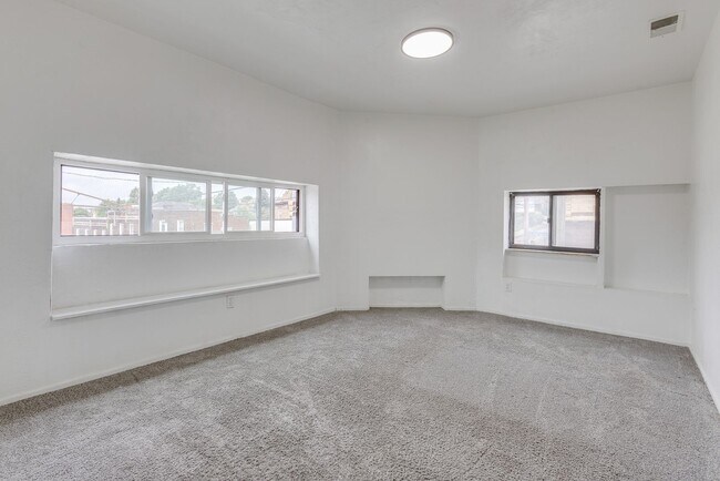 Building Photo - 600 E Warrington Ave