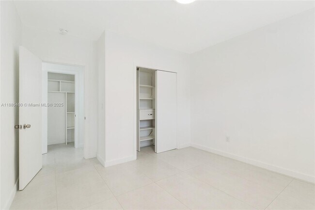 Building Photo - 6930 Rue Versailles Dr