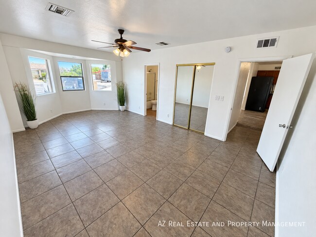 Building Photo - 4528 W Palm Ln