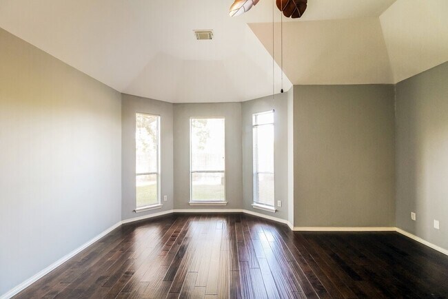 Building Photo - 2804 Creek Bend Dr