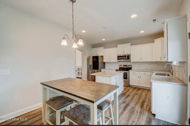 Building Photo - Single Family Home in Desirable Neighborhood