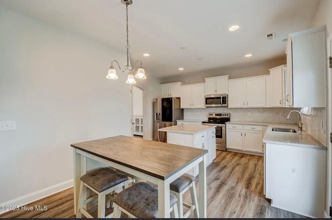 Building Photo - ***Special Offer*** Single Family Home in Desirable Neighborhood