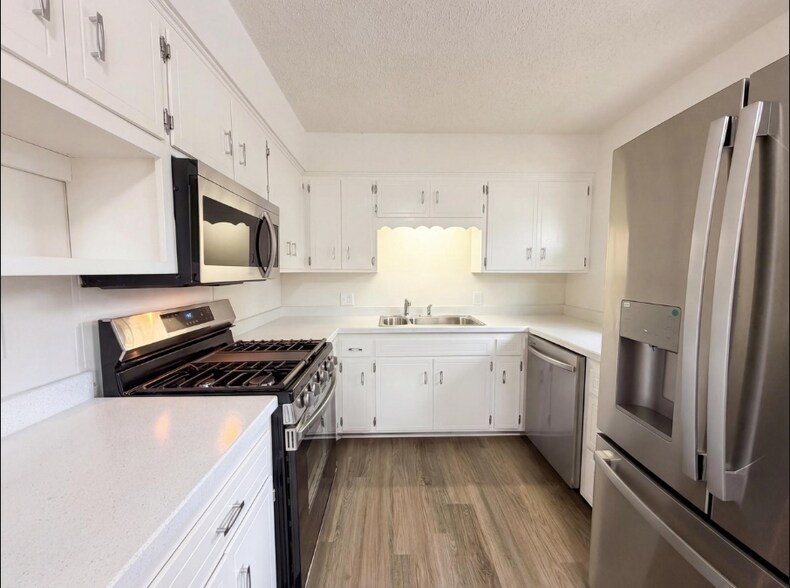 Building Photo - 8615 Virginia Cir N