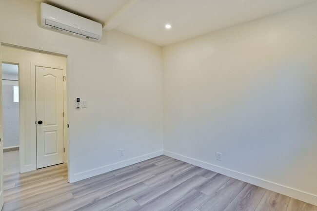 Building Photo - Charming updated 3 bedroom, 1 bathroom hom...