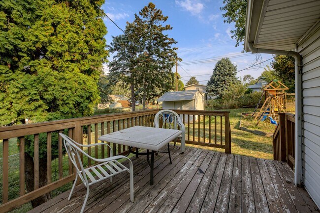 Building Photo - Must See Updated Bellevue Home!!