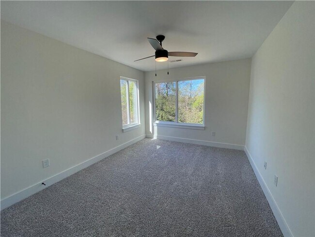 Building Photo - Single Family Home in Seneca!