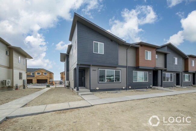 Primary Photo - Beautiful Brand New Townhome in Great Eagl...