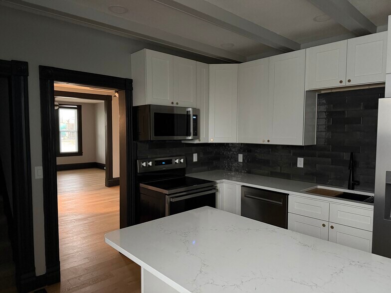 Building Photo - 517 Livingston