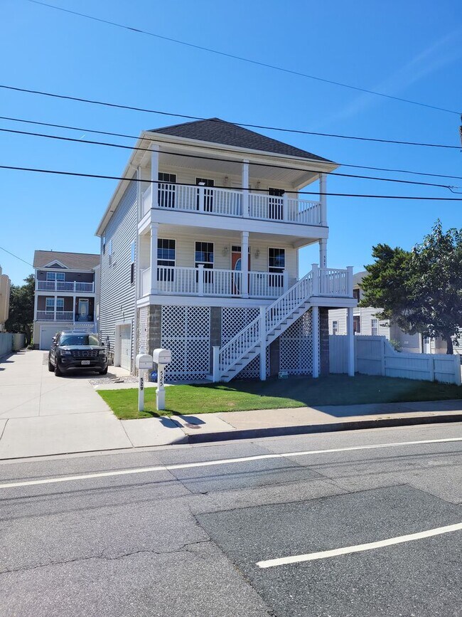 Building Photo - WILLOUGHBY BEACH