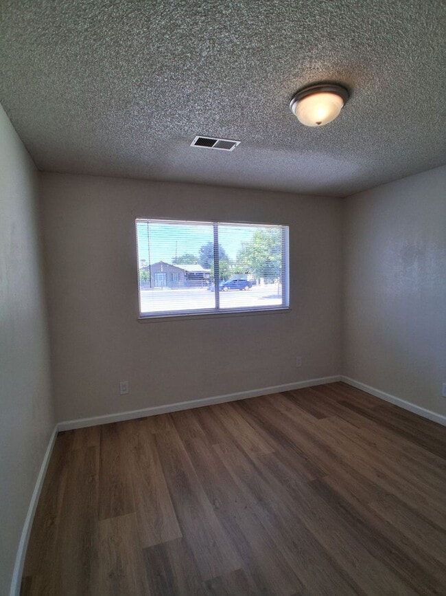 Building Photo - 546/550 E Polk St