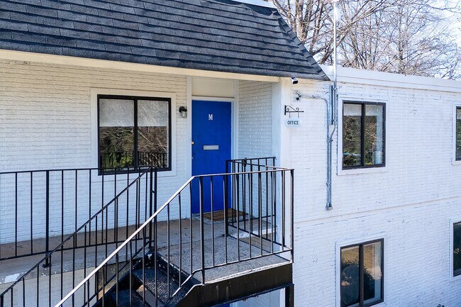 Building Photo - Spacious, affordable two bedroom townhouse just minutes from shopping and dining in Gastonia!