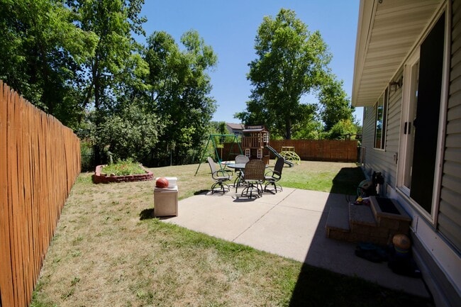 Building Photo - Spacious 5-bedroom, 3-bathroom modern home...