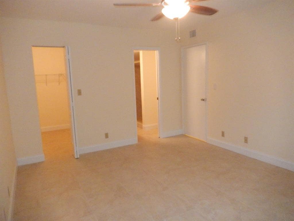 Building Photo - 3017 N Oakland Forest Dr