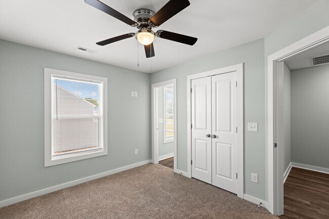 Building Photo - 3 Bedroom Townhome each with en-suite bath...