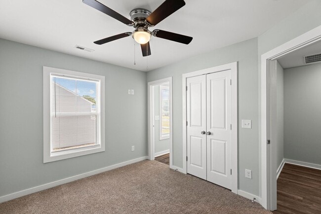 Building Photo - 3 Primary Bedrooms- Townhome - Community Pool/Gym