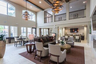 Building Photo - 807 S Post Oak Ln