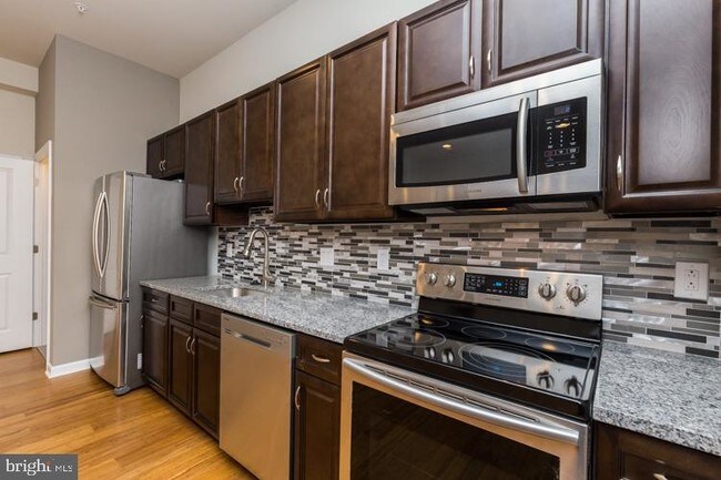 Building Photo - 2422 Frankford Ave