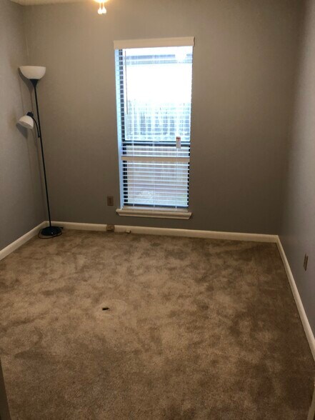 Building Photo - 12 Oak Forest Pl