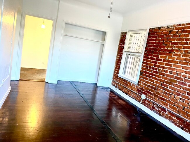 Building Photo - 849 S Oxford Ave