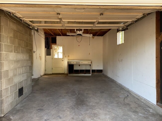 Building Photo - STUDENTS WELCOME! 5 Bed 2 Bath Ranch House w/ Basement