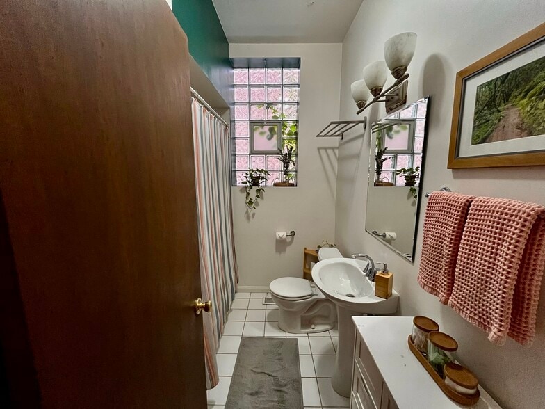 Building Photo - 906 N Oakley Blvd