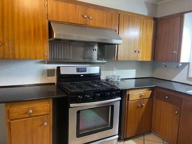 Building Photo - Well Maintained Mid Town Bungalow!