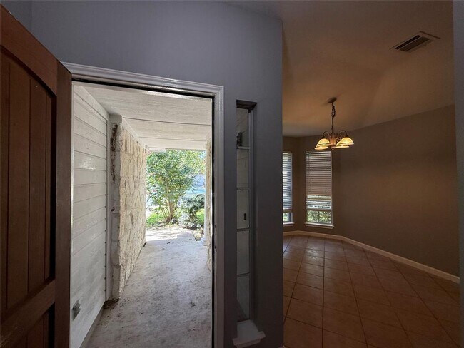 Building Photo - 2512 Claudia Dr