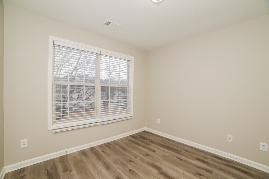 Building Photo - 1610 Silver Oak Dr